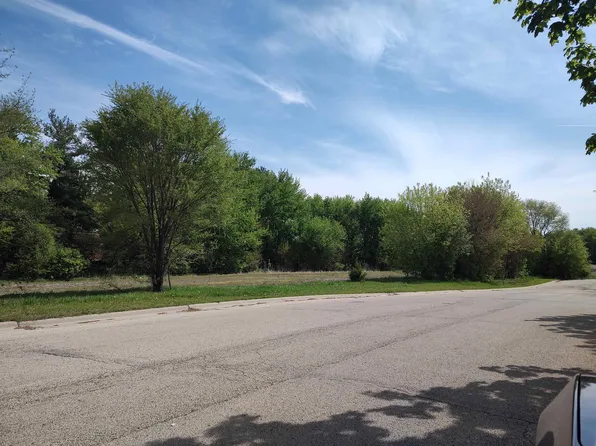 3 E Britnie Dr, Poplar Grove, IL 61065
