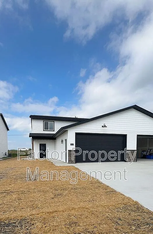 3 bed, 2.5 bath, 1800 sqft, $2,295 — Photo 1