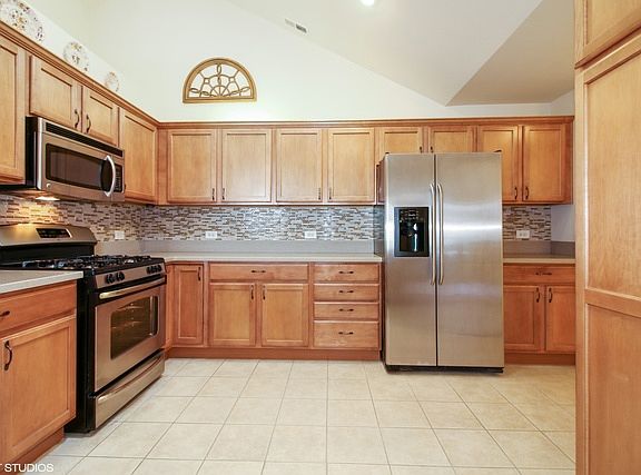 4th image of 629 Schumann St #629