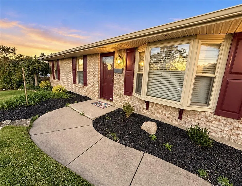 3 bed, 2.0 bath, 1581 sqft, $2,250 — Photo 3