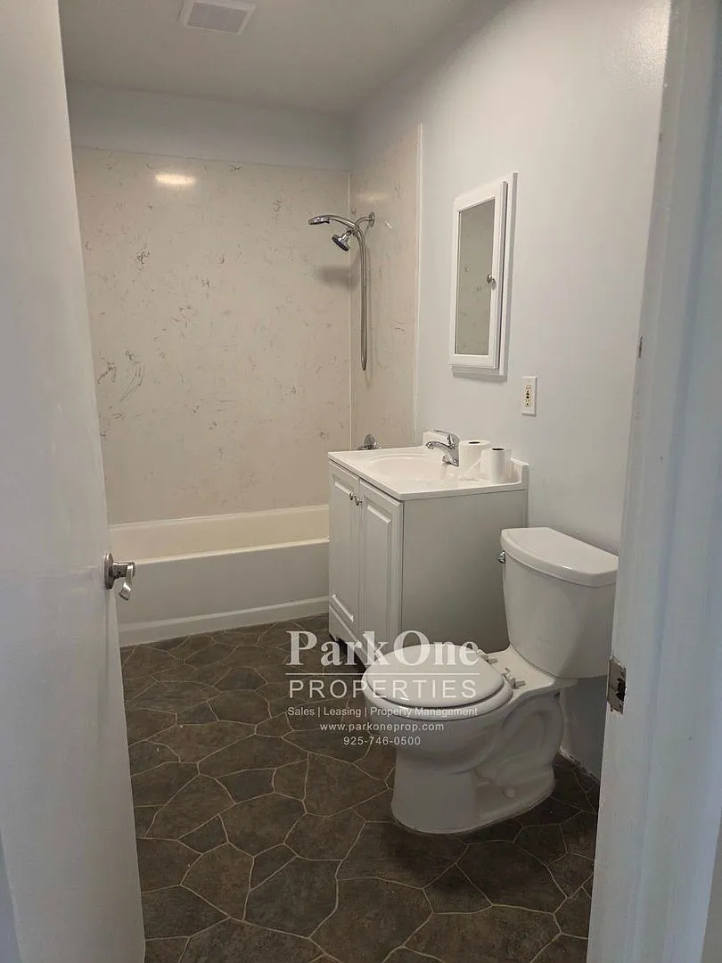 3 Bed 2 Bath House With Great Freeway Access and a Spacious Backyard — Photo 4