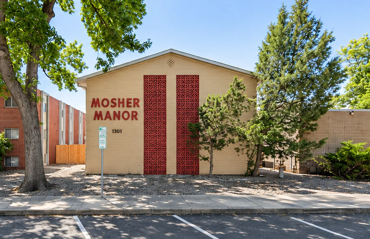 Mosher Manor — Photo 1