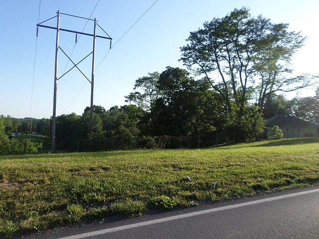2nd image of 524 Maxwell Hill Rd