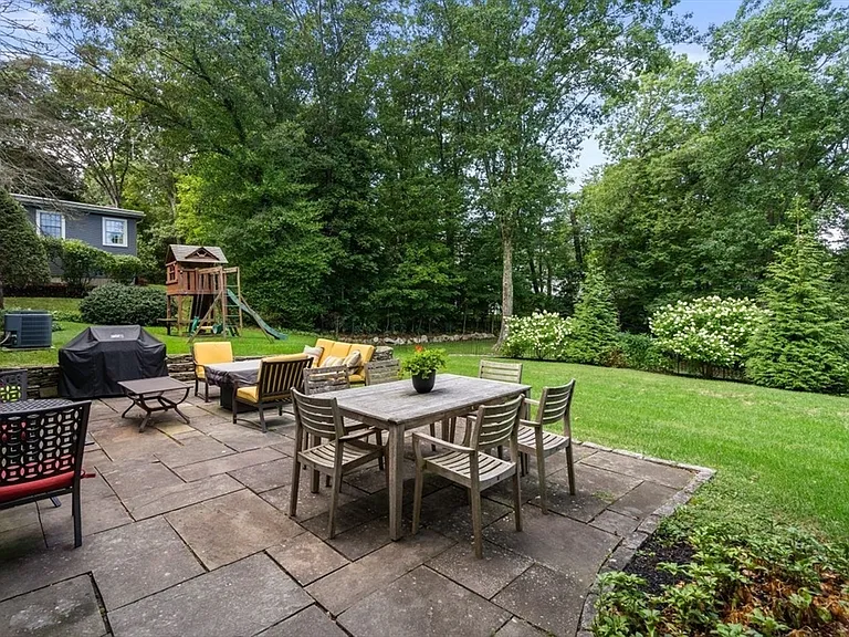 11 Nantucket Rd — Photo 4