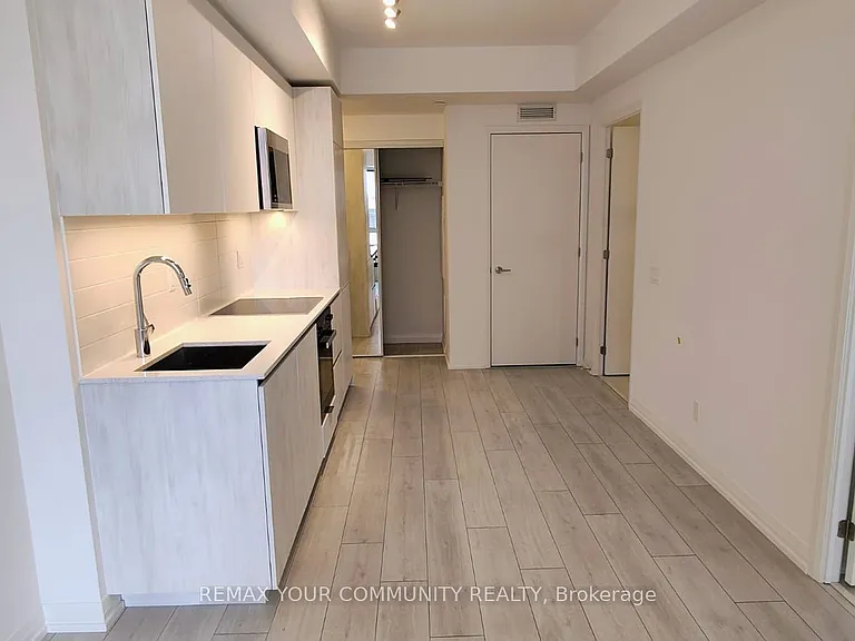 400 King St W #504 — Photo 3