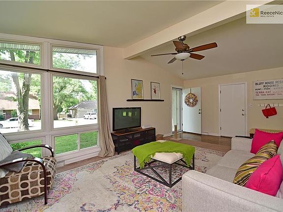 Drummond-styled floor plan includes vaulted ceilings and huge windows
