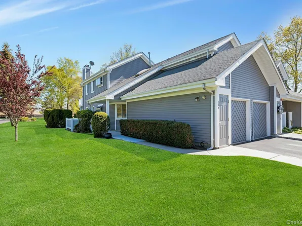 367 Seabreeze Ct, Moriches, NY 11955