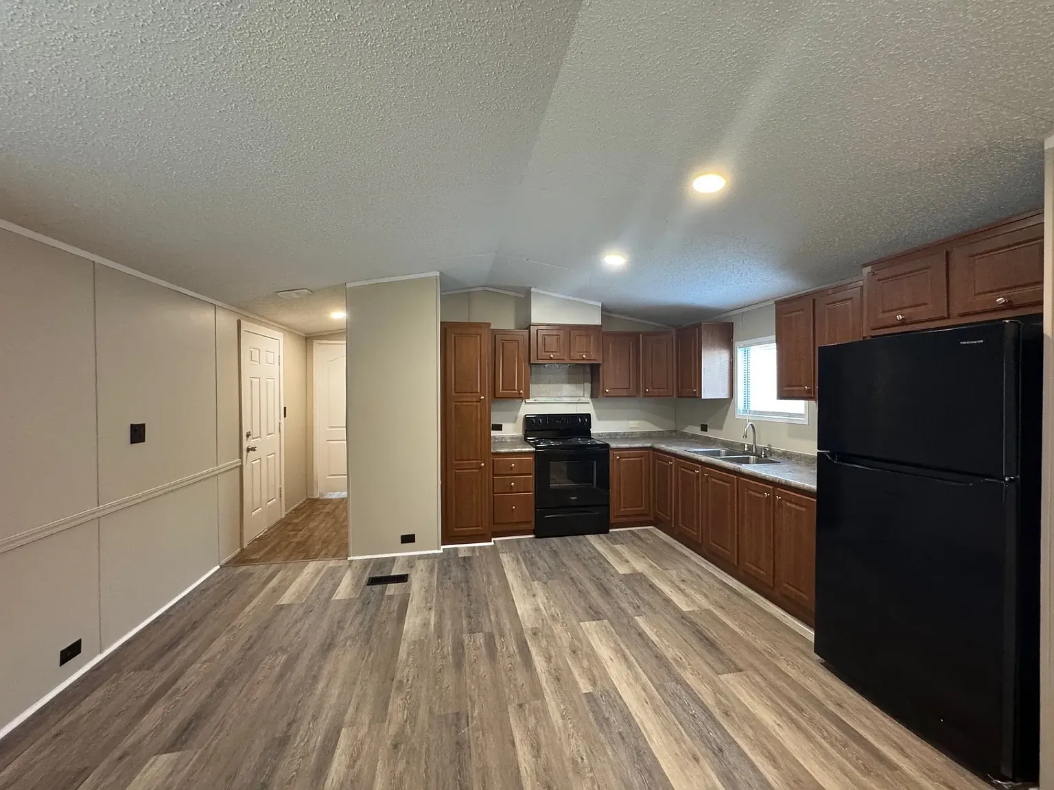 3 bed, 960 sqft, $799 — Photo 3
