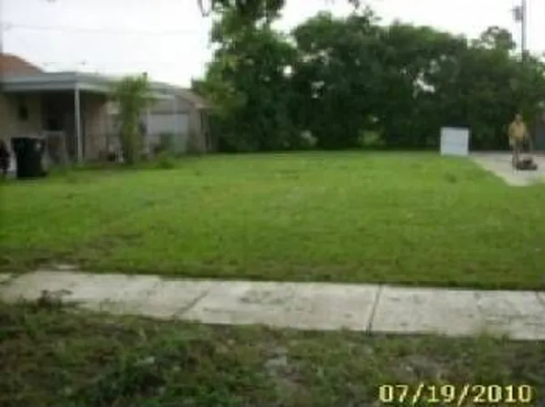 4 Keane Dr, Chalmette, LA 70043