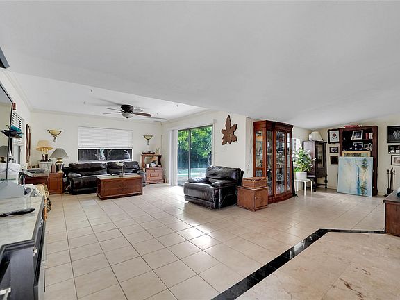 4th image of 4401 NE 15th Avenue