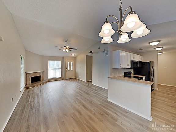 5th image of 943 Woodgreen Dr