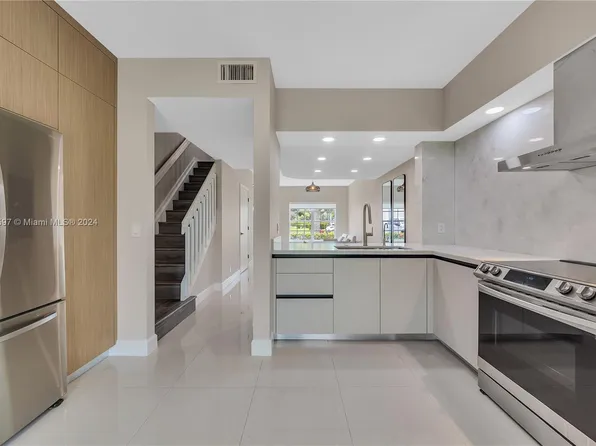 16729 Hemingway Dr #3, Fort Lauderdale, FL 33326