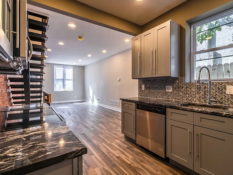 2515 Ingersoll St — Photo 5