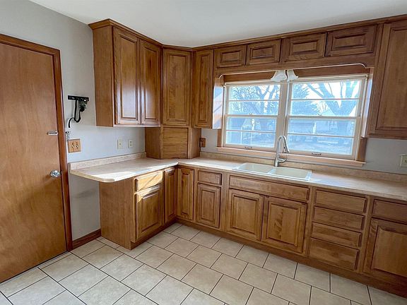5th image of 825 7th St SE