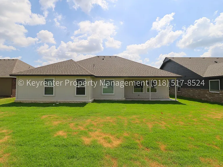 2908 S Redwood Ave — Photo 49