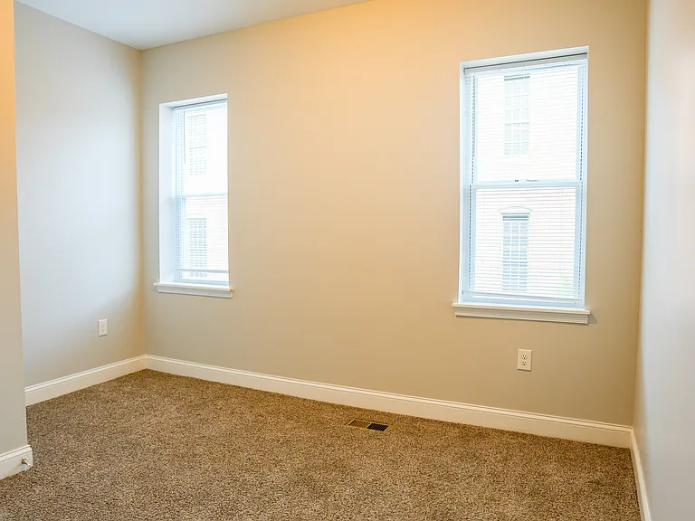 1613 N Spring St — Photo 16