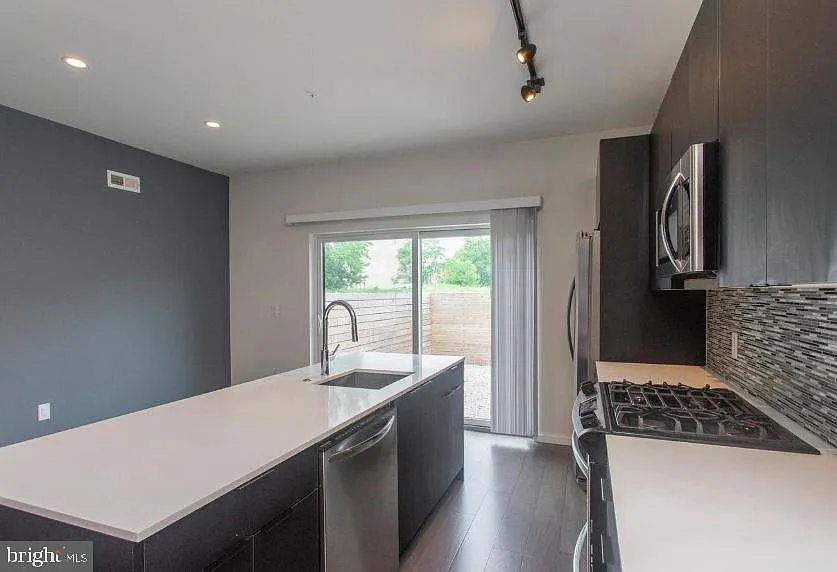 3 bed, 2.5 bath, 1989 sqft, $2,600 — Photo 4