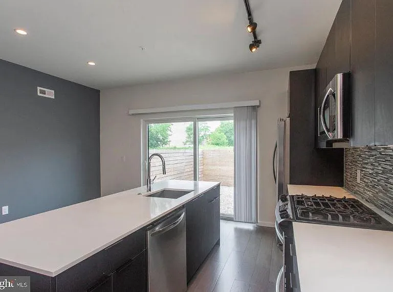527 W Jefferson St — Photo 4