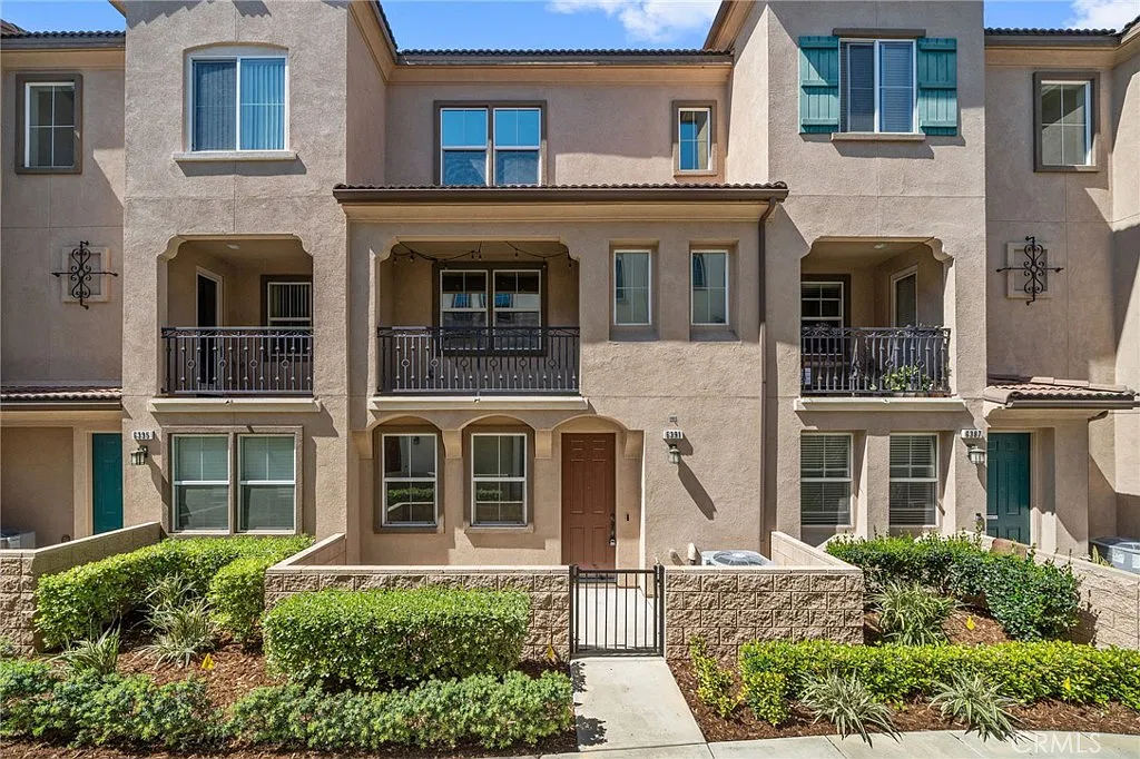 2 bed, 2.5 bath, 1384 sqft, $2,800 — Photo 1