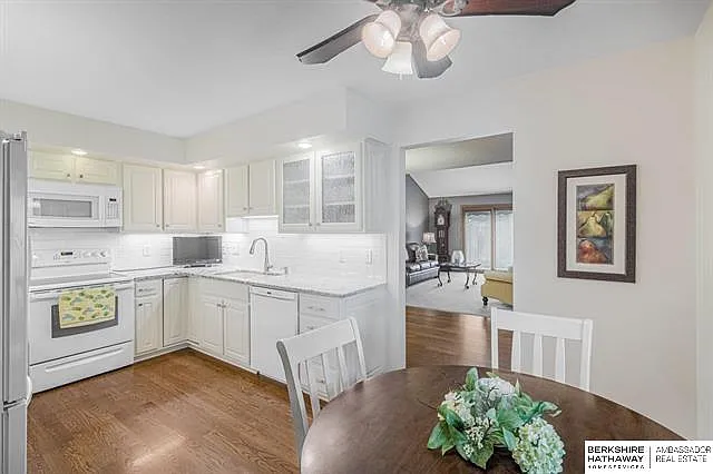Eating area in kitchen.