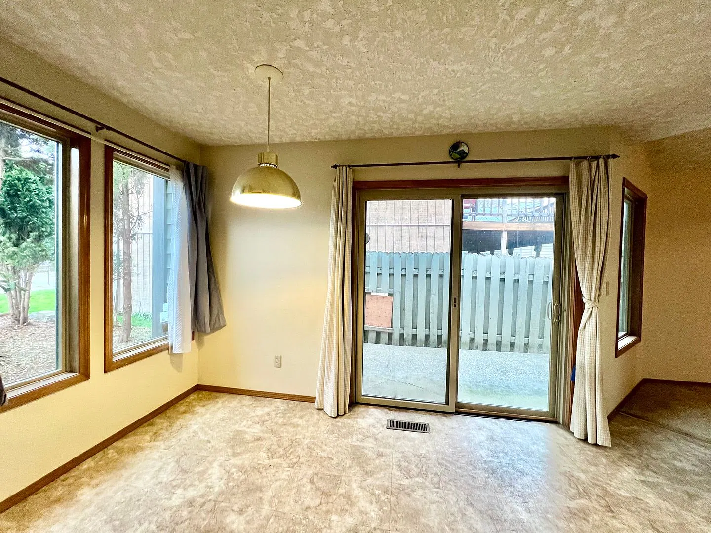 Spacious 3-Bedroom Home Near Mt. Tabor, Two Car Garage & W/D! — Photo 4