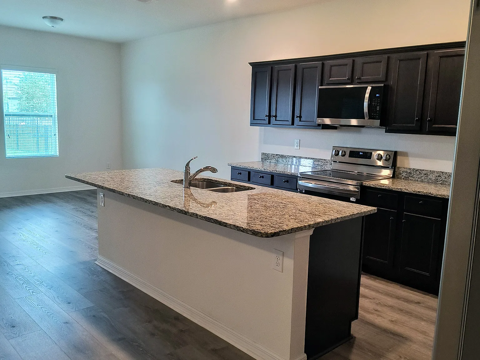 3 bed, 1753 sqft, $2,300 — Photo 3