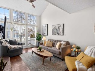 28 E Berwick Cres NW #26, Calgary, AB T3K 1Y7