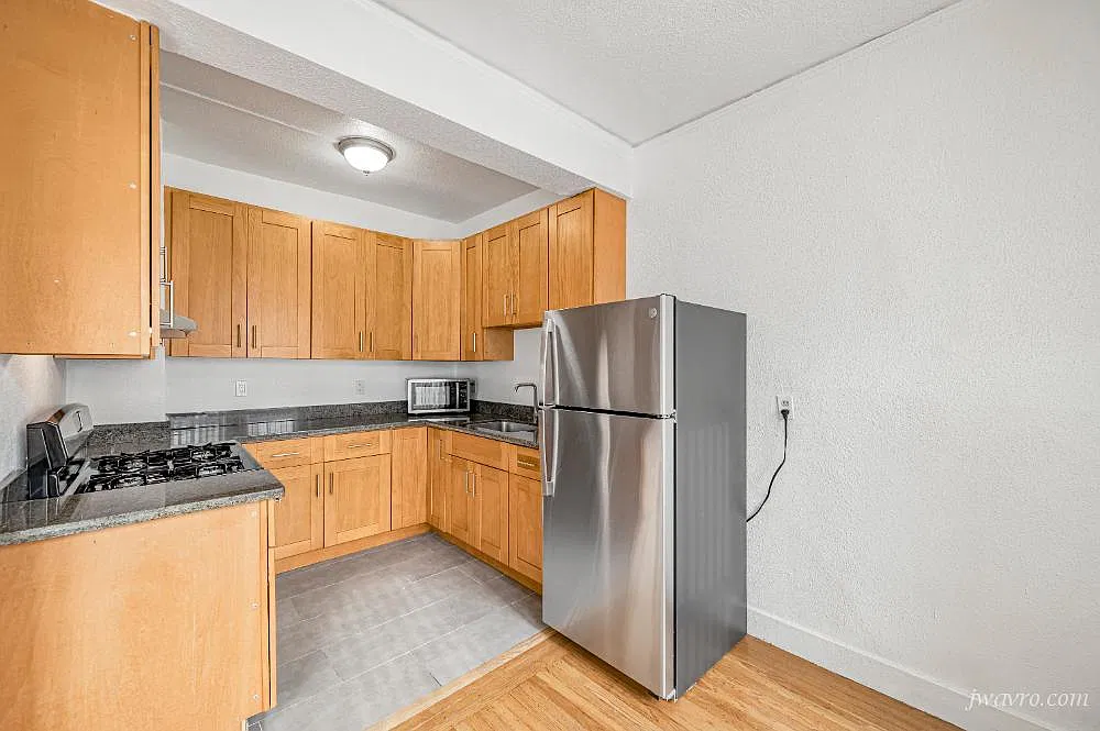 Bright Remodeled Inner Sunset Studio w/ HW Floors! — Photo 1