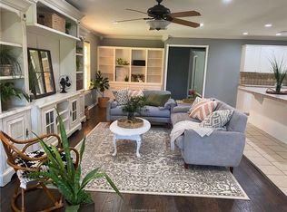 811 3rd St, Lexington, TX 78947