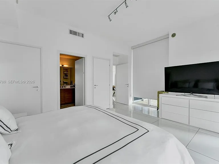 50 S Pointe Dr #2102 — Photo 36