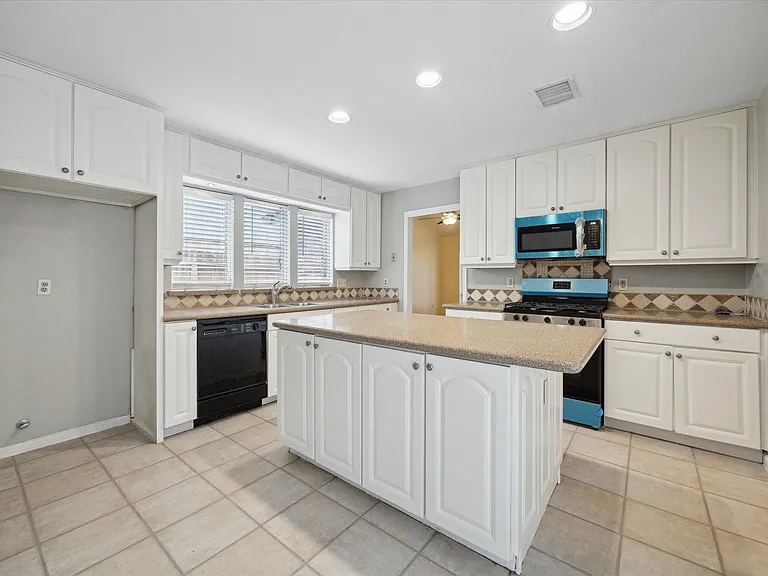 14311 Overbrook Ln — Photo 7