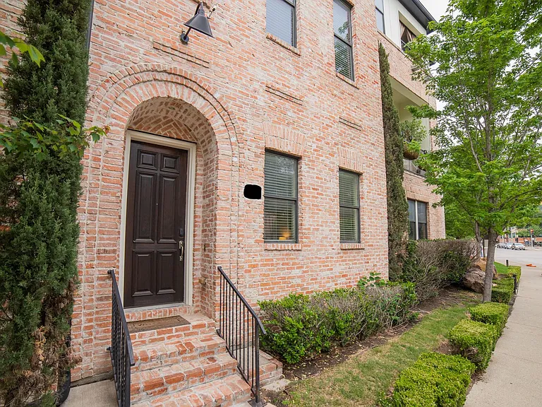 2127 Canton St — Photo 40