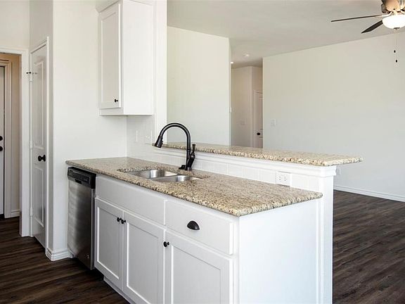 4th image of 2410 Abigail Ln