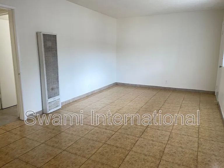 629 W 82nd St #2 — Photo 8