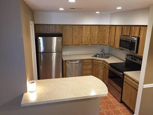 Kitchen with breakfast bar, stainless steel appliances, cera