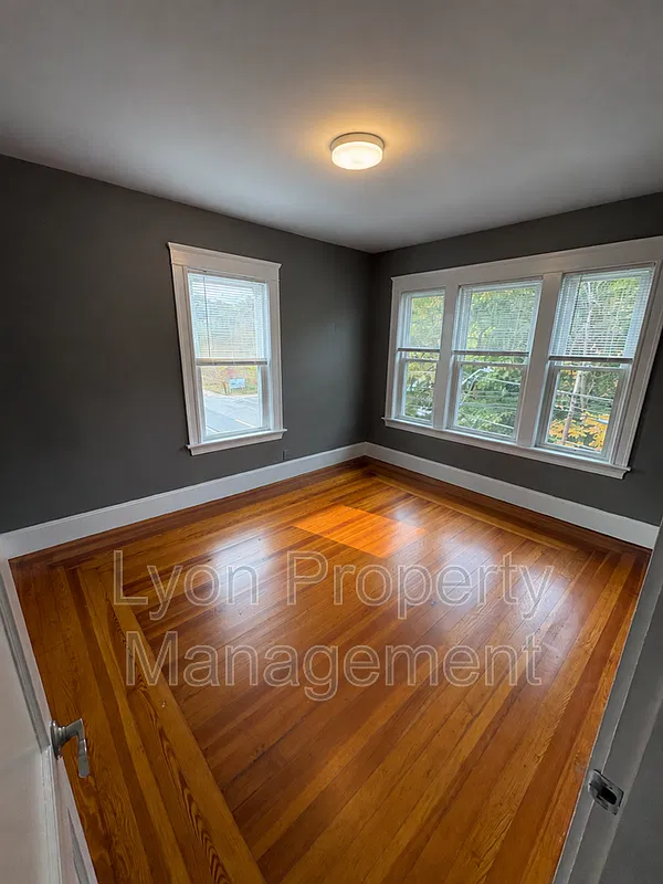 3 bed, 1.0 bath, 1200 sqft, $1,600 — Photo 2