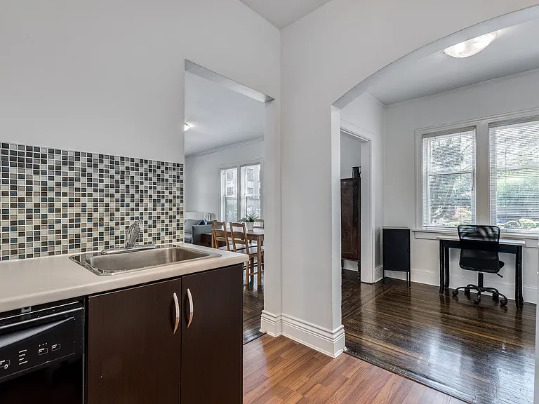 935 Jervis St — Photo 7