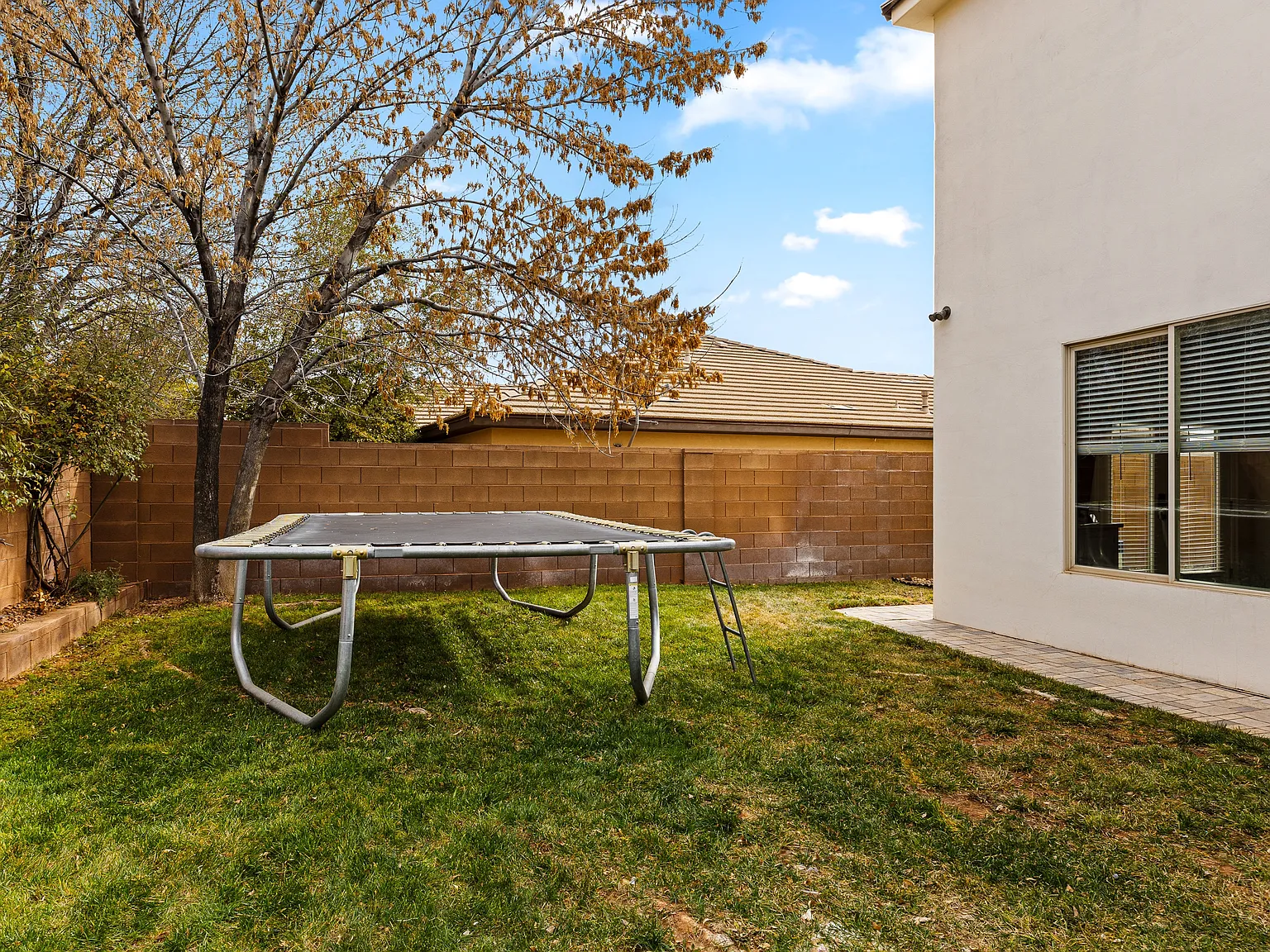 5 bed, 4993 sqft, $4,950 — Photo 4