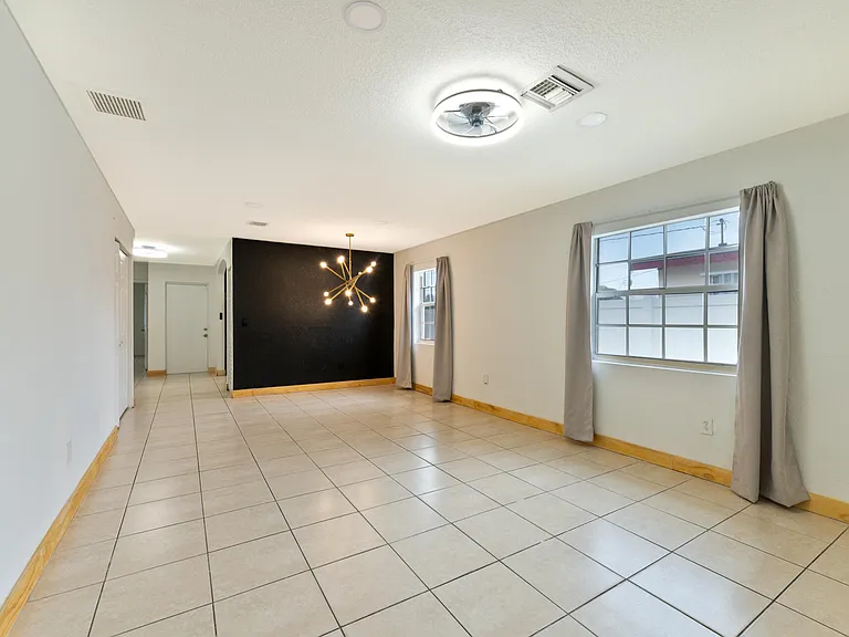 289 SW 3rd Ct — Photo 5