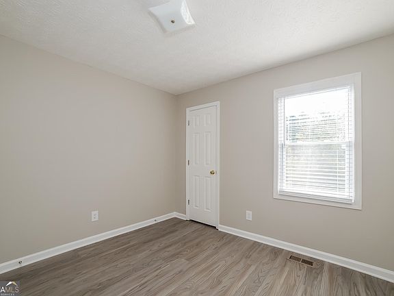 4th image of 17 Oak Landing Dr
