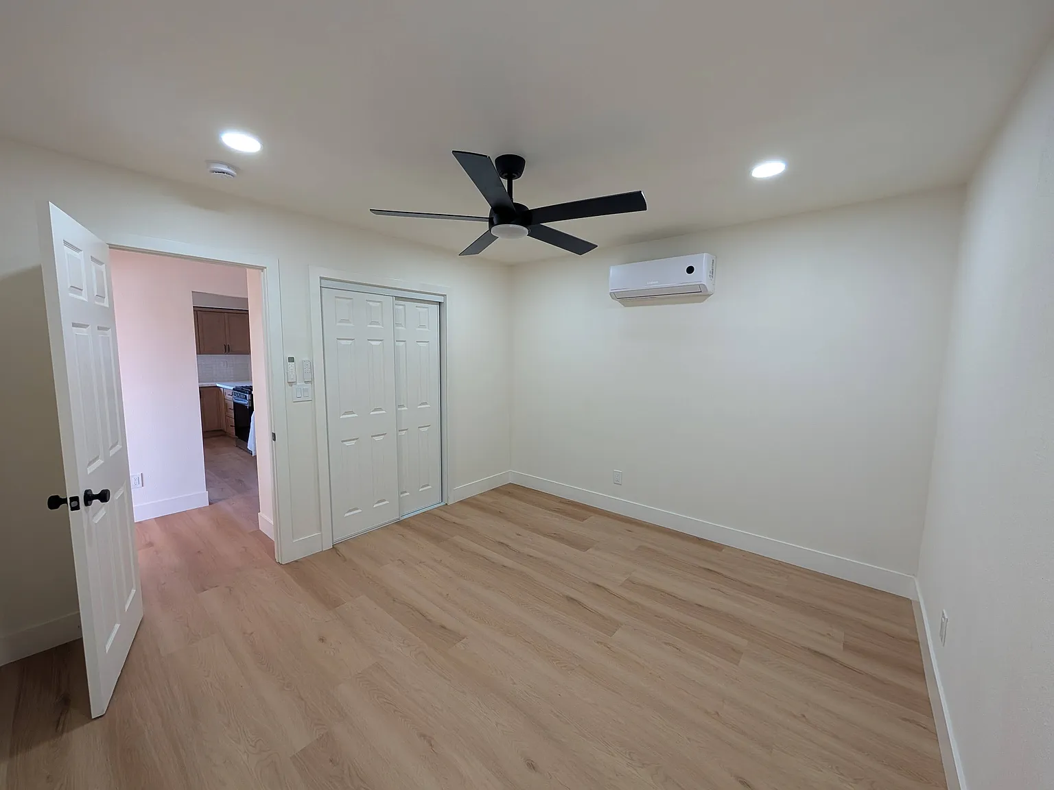 3 bed, 1075 sqft, $3,650 — Photo 3