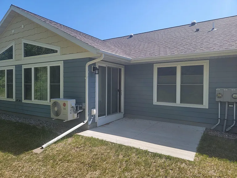 404 E Main St — Photo 14