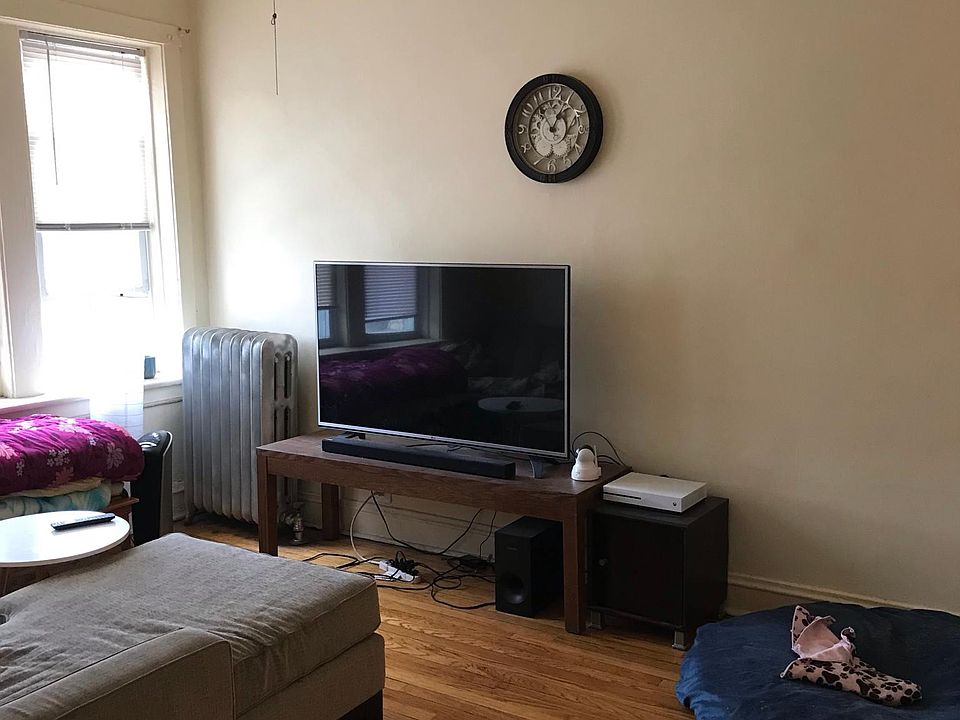 1st image of 2639 W Ainslie St APT 2D