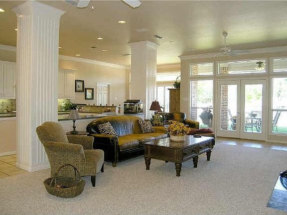 3rd image of 923 Shady Creek Dr