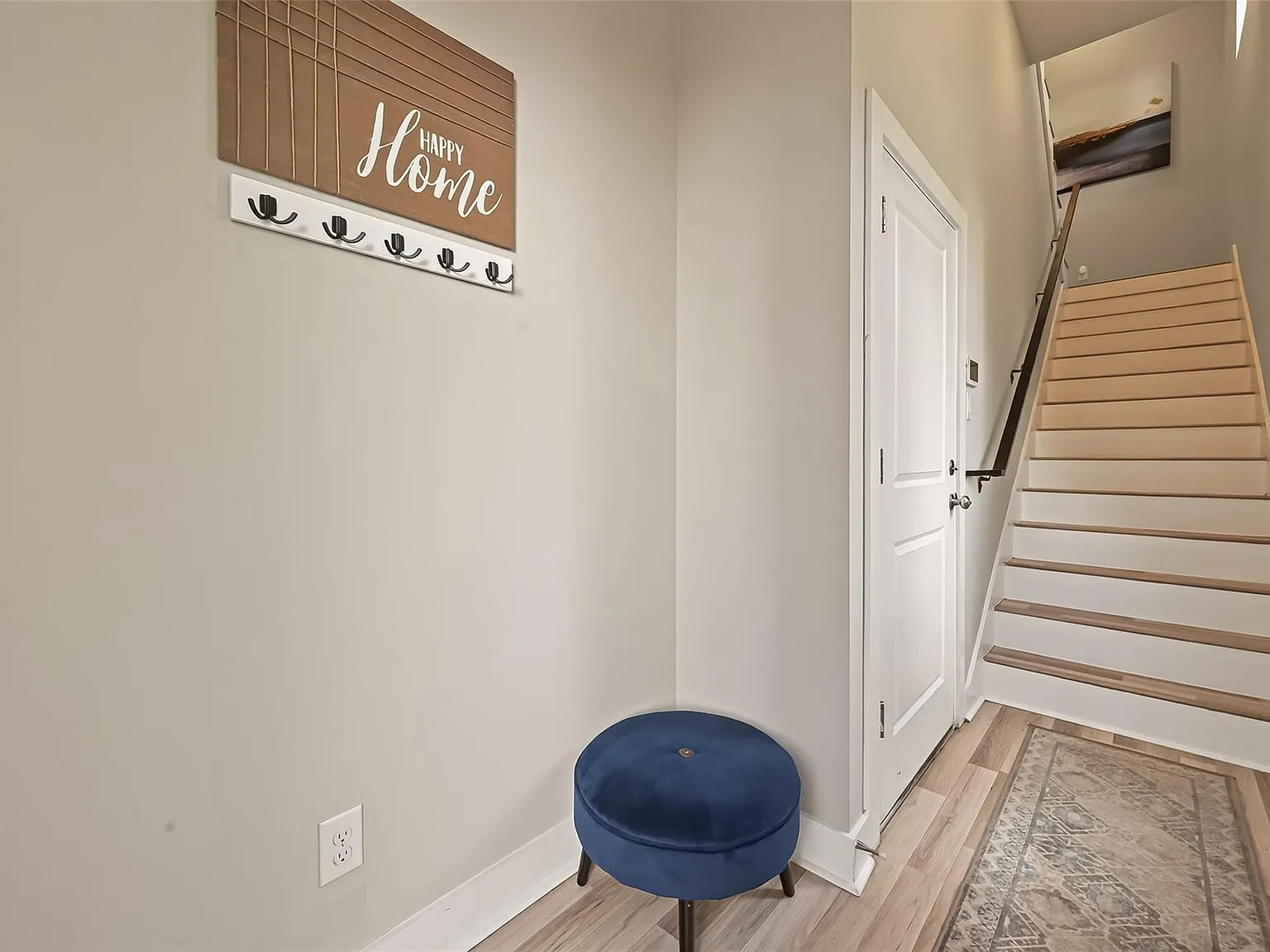 3 bed, 3.0 bath, 1884 sqft, $2,400 — Photo 3