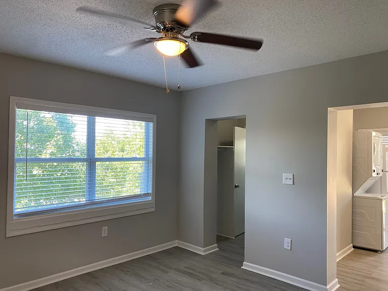 Clairmont Court Apartments — Photo 6