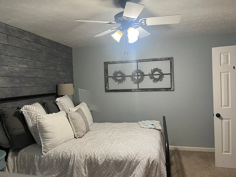Main bedroom, with two closets. (14x12)