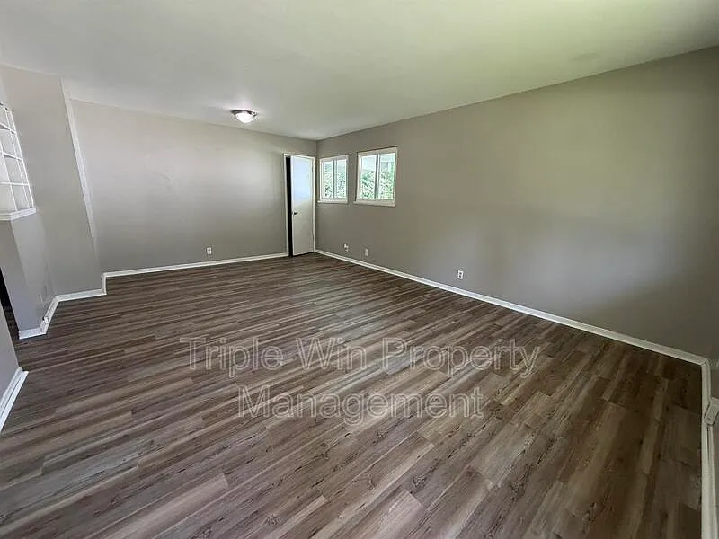 3 bed, 1.0 bath, 936 sqft, $1,300 — Photo 2