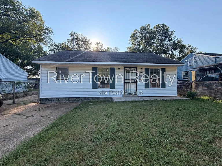 1102 Maria St — Photo 1