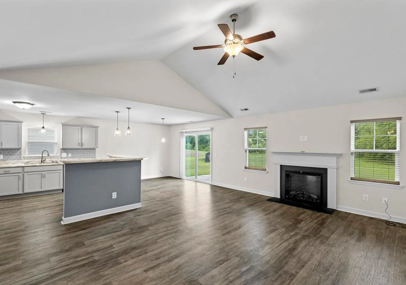 Beautiful home! Convenient to the city with all shopping! — Photo 4